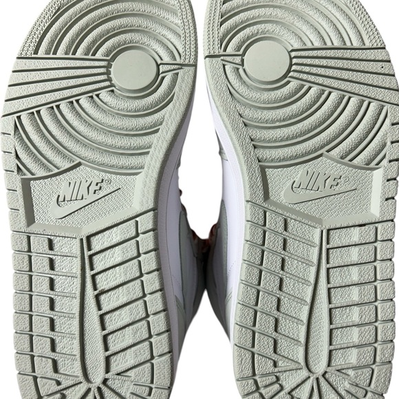 Jordan 1 High OG - Picture 4 of 4